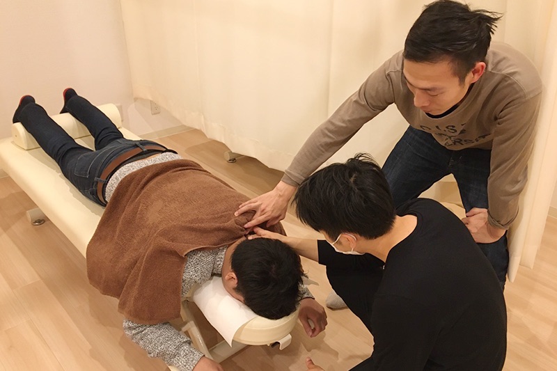 治療家向けセミナーで院長が施術を指導している様子
