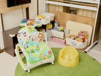 院内のキッズルーム（ベビーチェアやおもちゃ）